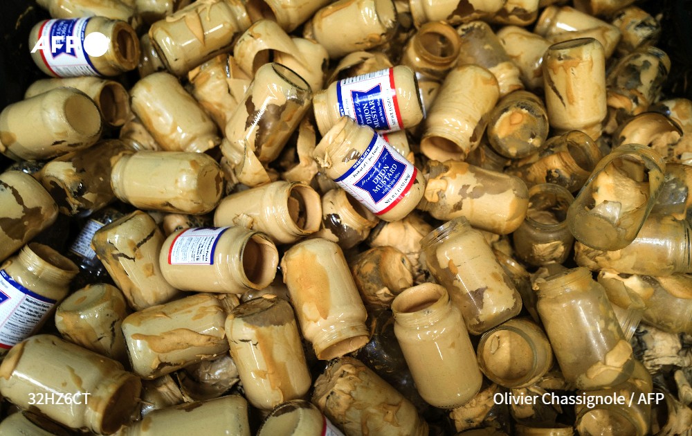 "Les rayons vont se regarnir en octobre" : pour remédier à l'actuelle pénurie de moutarde, les cultivateurs bourguignons de graines servant à la fabrication du condiment vont plus que doubler leur production, jusqu'alors largement supplantée par la concurrence canadienne #AFP 1/6