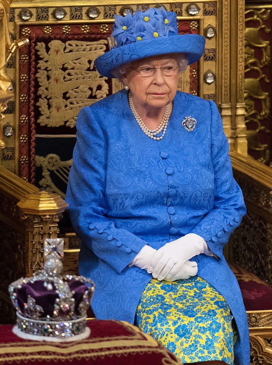 Le mystère de la retenue politique, en monarchie constitutionnelle, m’a toujours paru fascinant. Cette photo de #QueenElizabeth, à l’ouverture du Parlement 🇬🇧 en 2017, quelques mois après le #Brexit, disait tout de ce #SoftPower qui se fit #SharpPower aux détours de l’Histoire.