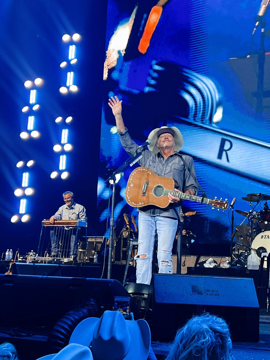 ReighSidney's tweet photo. livin that honky tonk dream https://t.co/Nb91IThlGA