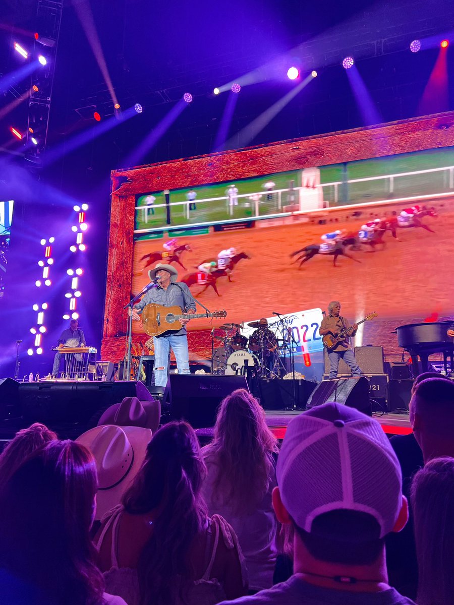 ReighSidney's tweet photo. livin that honky tonk dream https://t.co/Nb91IThlGA