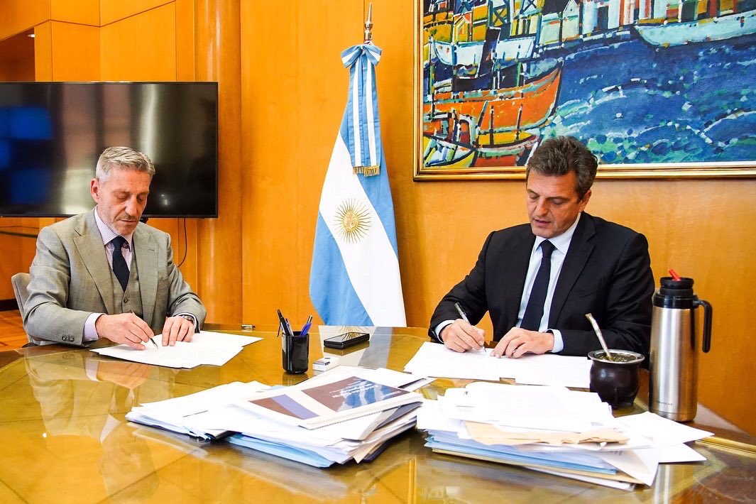 Ya está constituido el fondo fiduciario que permitirá a #Chubut llevar adelante nuevos proyectos para el desarrollo y la generación de oportunidades. 

➡️ La herramienta es el resultado del trabajo conjunto realizado con el ministro de Economía, <a href="/SergioMassa/">Sergio Massa</a>