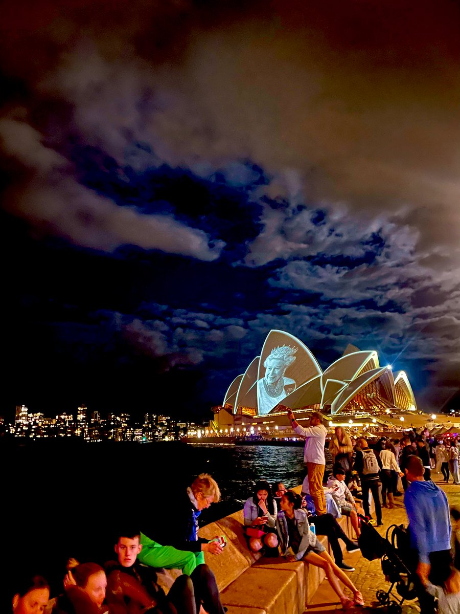 lillyfmo8's tweet photo. Spectacular sight at Sydney Opera House #QueenElizabeth https://t.co/VAwF1xML6v