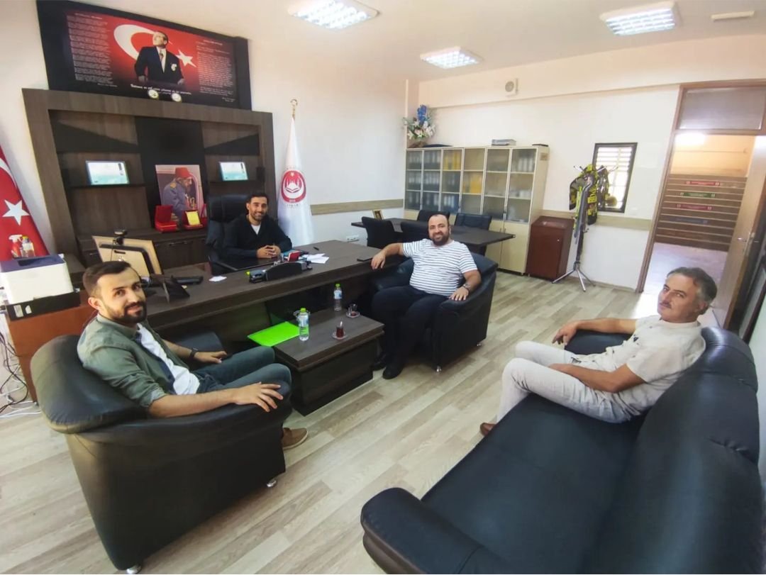 AnkaraEbs's tweet photo. Akyurt İmam Hatip Ortaokulu 'na Okul Müdürü olarak atanan arkadaşımız Emrah GÜNDÜZ'e hayırlı olsun ziyaretinde bulunduk.

Müdürümüze yeni görevinde başarılar diler, misafirperverliğinden ötürü teşekkür ederiz. 

Levent KÖSE
EBS Ankara 2 No'lu Şube Başkanı https://t.co/KcG9qiXFxo
