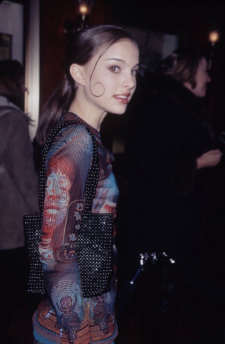 padmestrap's tweet photo. the feminine urge to be literally any photo of 90’s natalie portman off pinterest https://t.co/FQeX8XL3eL