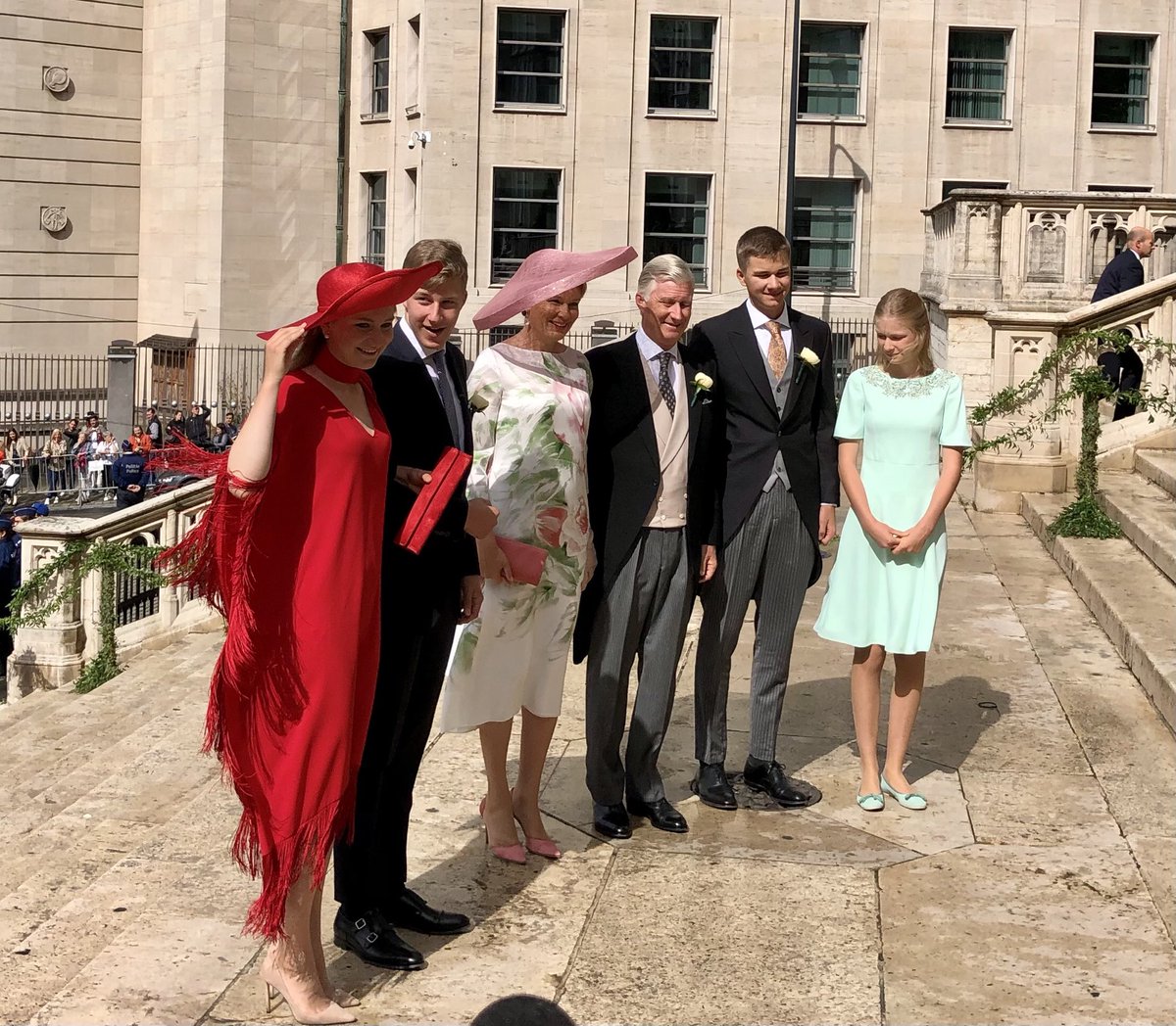 Arrivée du Roi, de la Reine et de leurs quatre enfants au mariage religieux de la princesse Maria Laura de Belgique en la cathédrale Saints-Michel-et-Gudule. ⁦<a href="/MonarchieBe/">Belgian Royal Palace</a>⁩