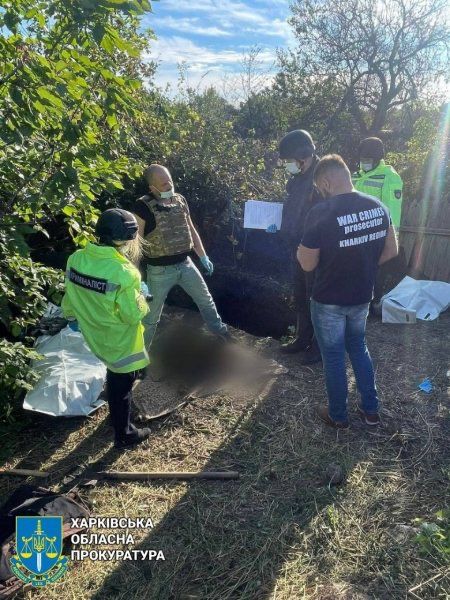 Two bodies of men tortured and killed by Russian troops found in Hrakove village (Kharkiv oblast). After @DefenceU liberated the village, one of the locals told how occupiers forces him to bury bodies of these two people, threatening to shoot him. Source: @GP_Ukraine