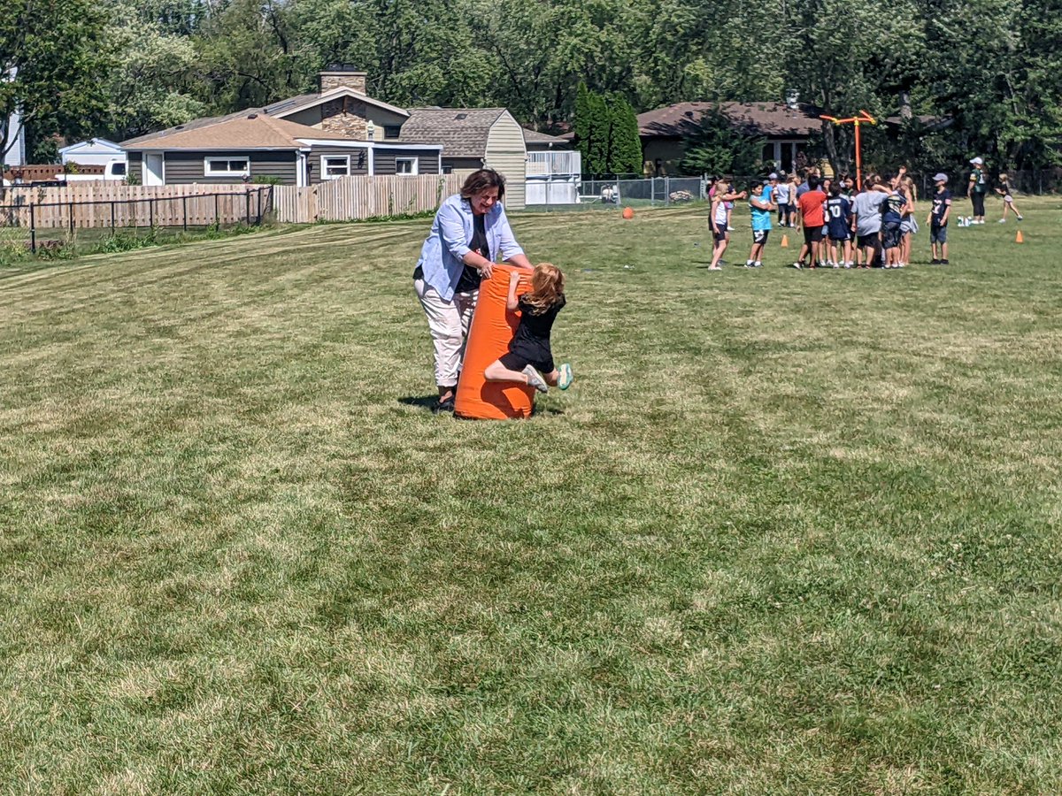 mrscroneskiddos's tweet photo. Great day of football fun. Kindergarten loved back to football Friday! @D59Ridge @CCSD59 https://t.co/xNEhfmBlBX