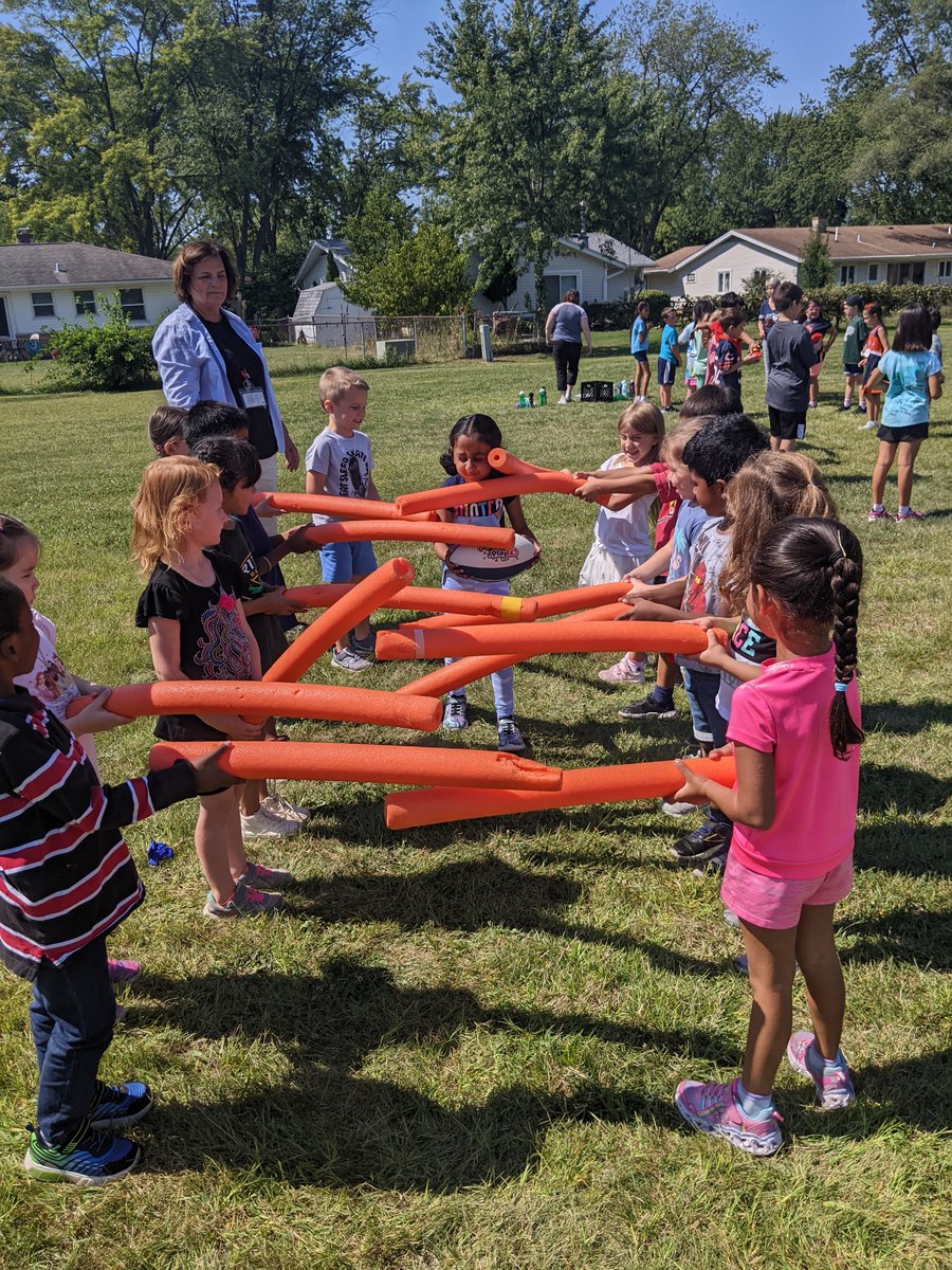 mrscroneskiddos's tweet photo. Great day of football fun. Kindergarten loved back to football Friday! @D59Ridge @CCSD59 https://t.co/xNEhfmBlBX