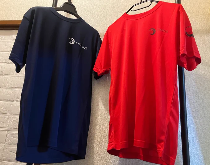 リコリコTシャツ来たー!!!!!!良き!!!!!!!!ちゃんと左腕のとこにリコリス制服と同じでマーク入ってる 