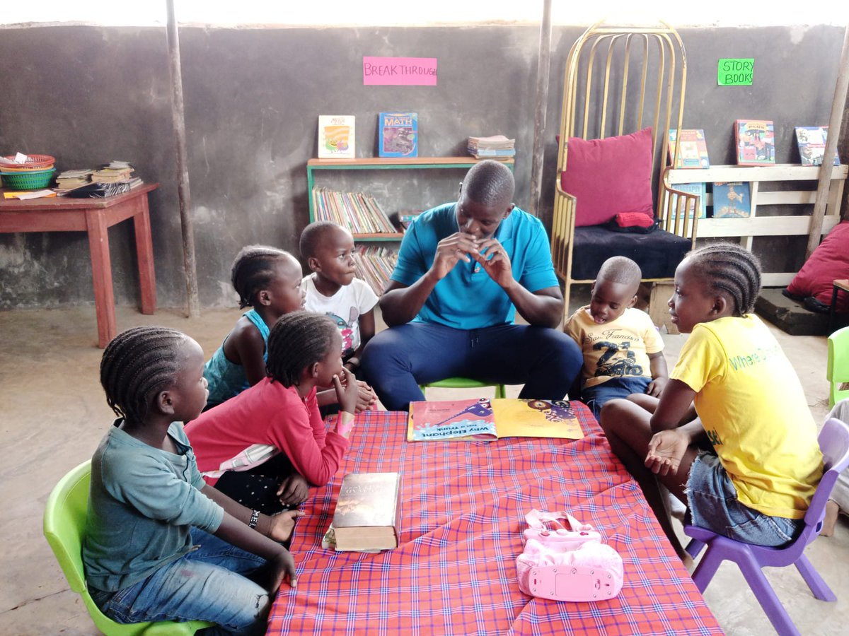 okaka_ambwaya's tweet image. Day well spent at Angels of Sunset community library Manyatta,Kisumu.Impacting the next generation of leaders
#RotaractInAction