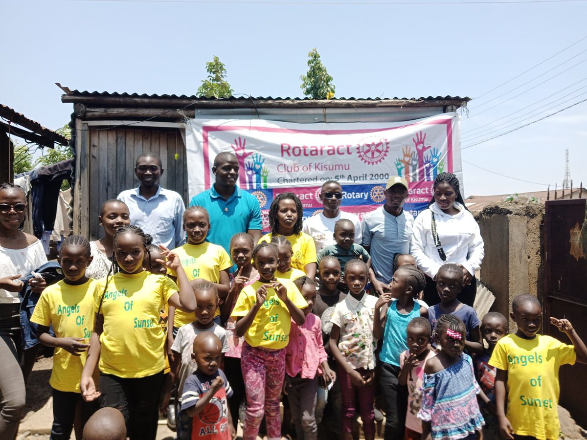 okaka_ambwaya's tweet image. Day well spent at Angels of Sunset community library Manyatta,Kisumu.Impacting the next generation of leaders
#RotaractInAction