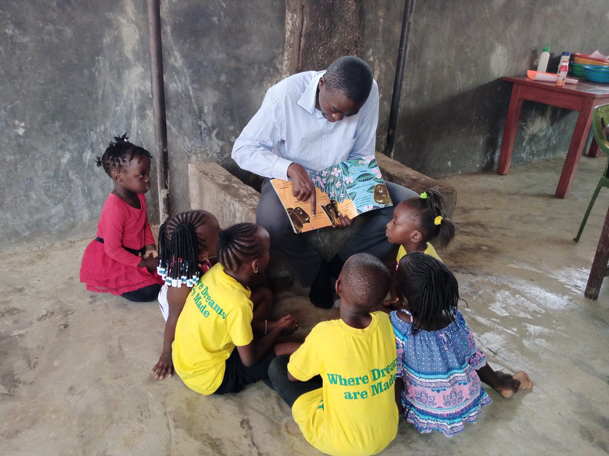 okaka_ambwaya's tweet image. Day well spent at Angels of Sunset community library Manyatta,Kisumu.Impacting the next generation of leaders
#RotaractInAction