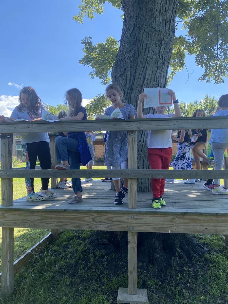 BaptieGretchen's tweet photo. Decodables in the court yard! #readersareleaders #wearemadisonblue #thirdgraderocks #getoutside https://t.co/6LV6h0cBVT
