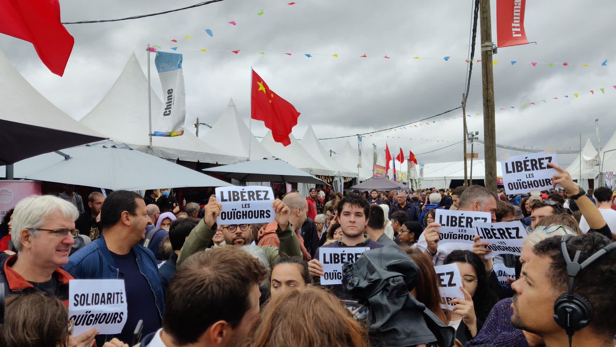 julienbayou's tweet image. Mobilisation des écologistes devant le stand du parti communiste chinois à la fête de l'humanité en soutien aux Ouïghours.

Pas de compromis avec nos valeurs. #FreeUyghur