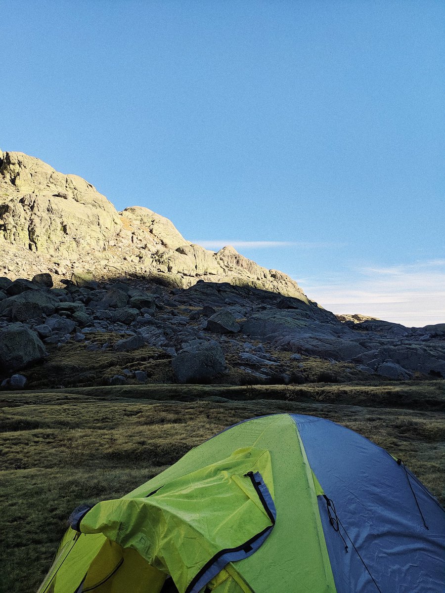 nataliadcerro's tweet photo. Hace unos días estaba preparándome para ir a las fiestas de mi pueblo pero vinieron unos amigos a mi casa para convencerme de irme con ellos de viaje así que hice la mochila y hemos pasado dos días en el circo de Gredos https://t.co/FFWfyW09Mo