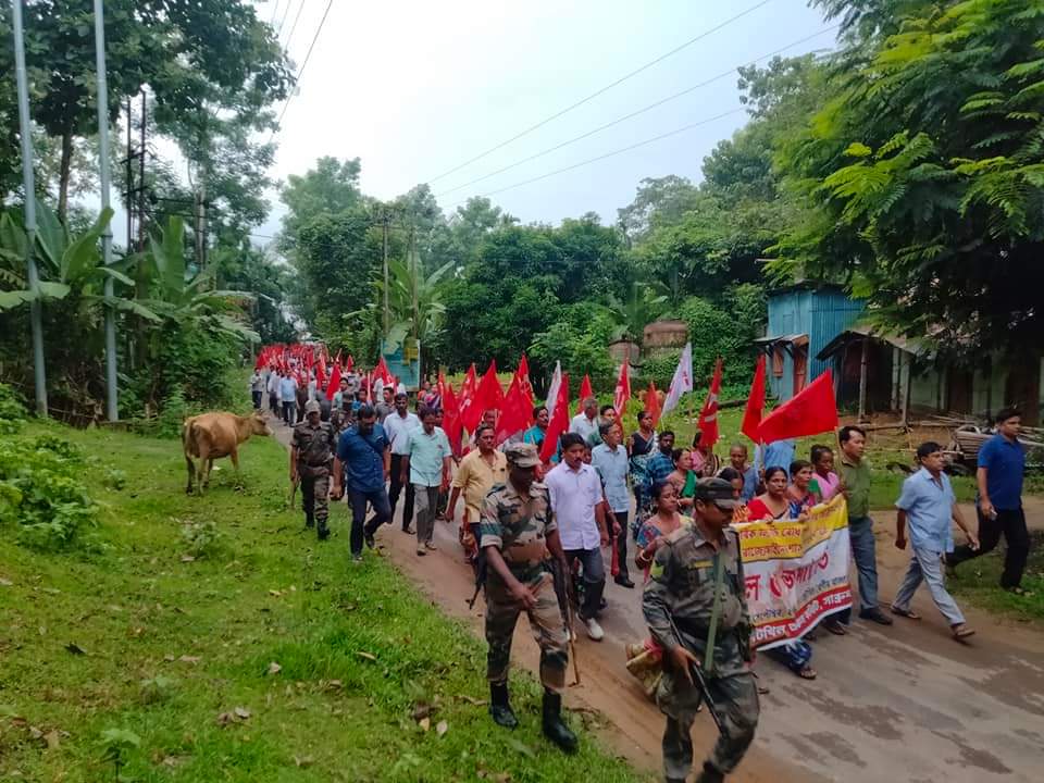#সাব্রুম_মহকুমা 
জনজীবনের জরুরী দাবিতে সাব্রুমের ছোটখিলে লাল ঝাণ্ডার উত্তাল মিছিল ।
#cpimsabroomsdc
