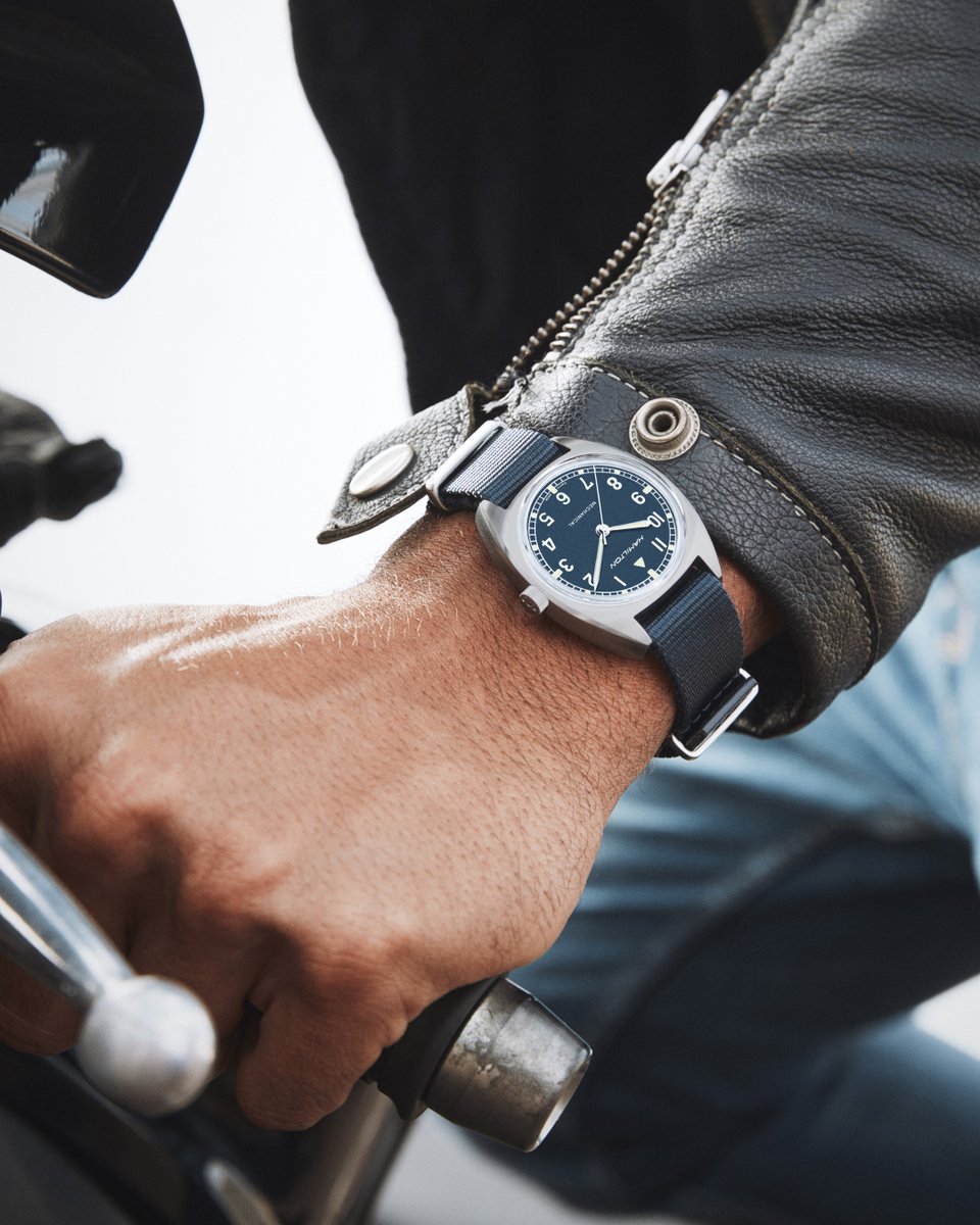 hamiltonwatch's tweet photo. A view from the cockpit. The stunning aviation blue makes the Khaki Pilot Pioneer Mechanical an essential tool for traversing the skies in style: https://t.co/VIsznBpB6X
#hamiltonwatch #khakiaviation #pilotwatch #aviation #sky
(Ref. H76419941) https://t.co/gvrNEh101N