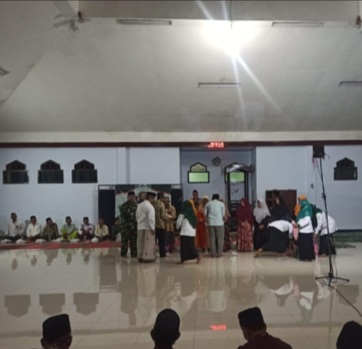 Orang zaman dulu, sudah makan sudah minum, selesai masalahnya. 
Manusia zaman sekarang, kalau sudah makan sudah minum sudah hidup, cari masalah lain, 

 Rumahnya kurang gede kurang bagus, rumahnya pengen nambah, mobilnya pengen ganti, followers kurang banyak, dan seterusnya