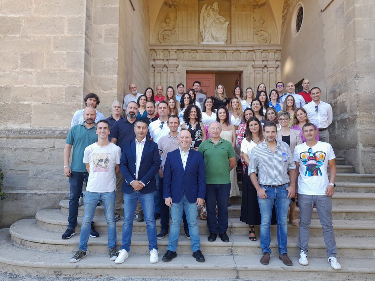 SSCCMiranda's tweet photo. ¡Qué alegría volver a abrir el Colegio a nuestros Antiguos Alumnos!. Hoy la generación del 79 celebra el 25 aniversario de su graduación. En próximas semanas más encuentros… #promoción97
#micolesscc #antiguosalumnos https://t.co/CbhNnvfE00