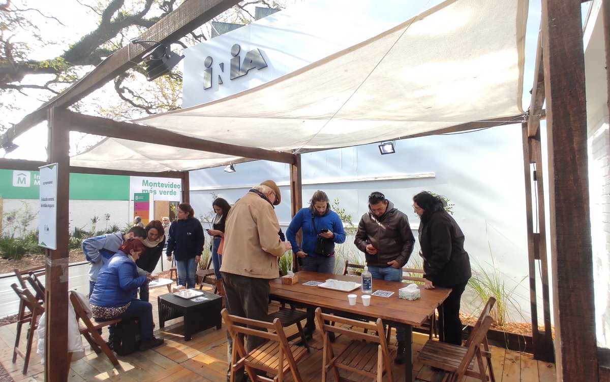 INIA_UY's tweet photo. Comenzó una nueva jornada en @ExpoPrado y hoy en el stand de INIA podés participar de una evaluación sensorial de frutillas uruguayas y conocer qué hay detrás de este alimento 🍓🔍

📍 Frente al galpón de bovinos
⏰ Hasta las 21hs https://t.co/5q7uty1NPW