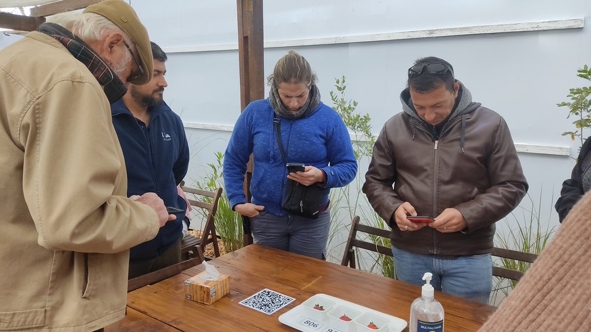 INIA_UY's tweet photo. Comenzó una nueva jornada en @ExpoPrado y hoy en el stand de INIA podés participar de una evaluación sensorial de frutillas uruguayas y conocer qué hay detrás de este alimento 🍓🔍

📍 Frente al galpón de bovinos
⏰ Hasta las 21hs https://t.co/5q7uty1NPW