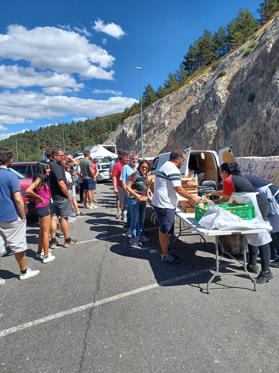 Soupe populaire pour les journalistes de la #Vuelta22 au sommet Navacerrada...