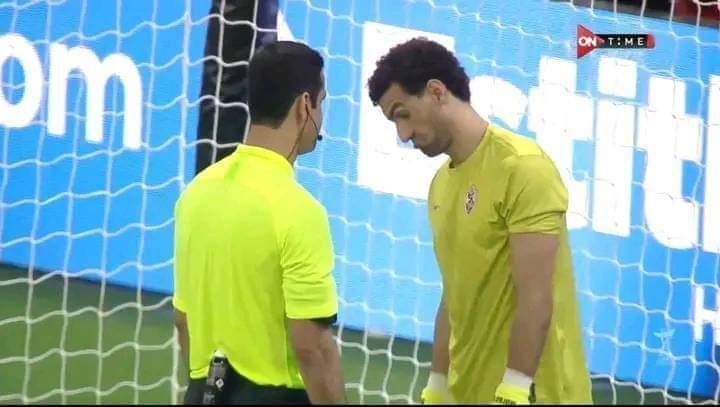 الحكم : متطلعش برا الخط قبل لعب الكوره 

عواد : ياعم وربنا بعملها فى مصر عادي 
حتى اسأل عصام احتواء ومحمود عاشور 
بطلع برة المرمى بمترين وعادى عندنا 
  دانت حكم معندكش بربع جنيه احتواء🤣