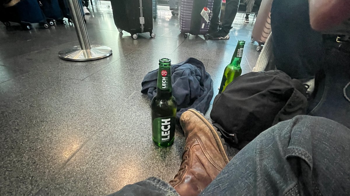 JFR_88's tweet photo. Typically, lying on the floor #daydrinking in public is frowned upon. But thanks to #aerlingus we all can do it! https://t.co/SH4BvuACAm