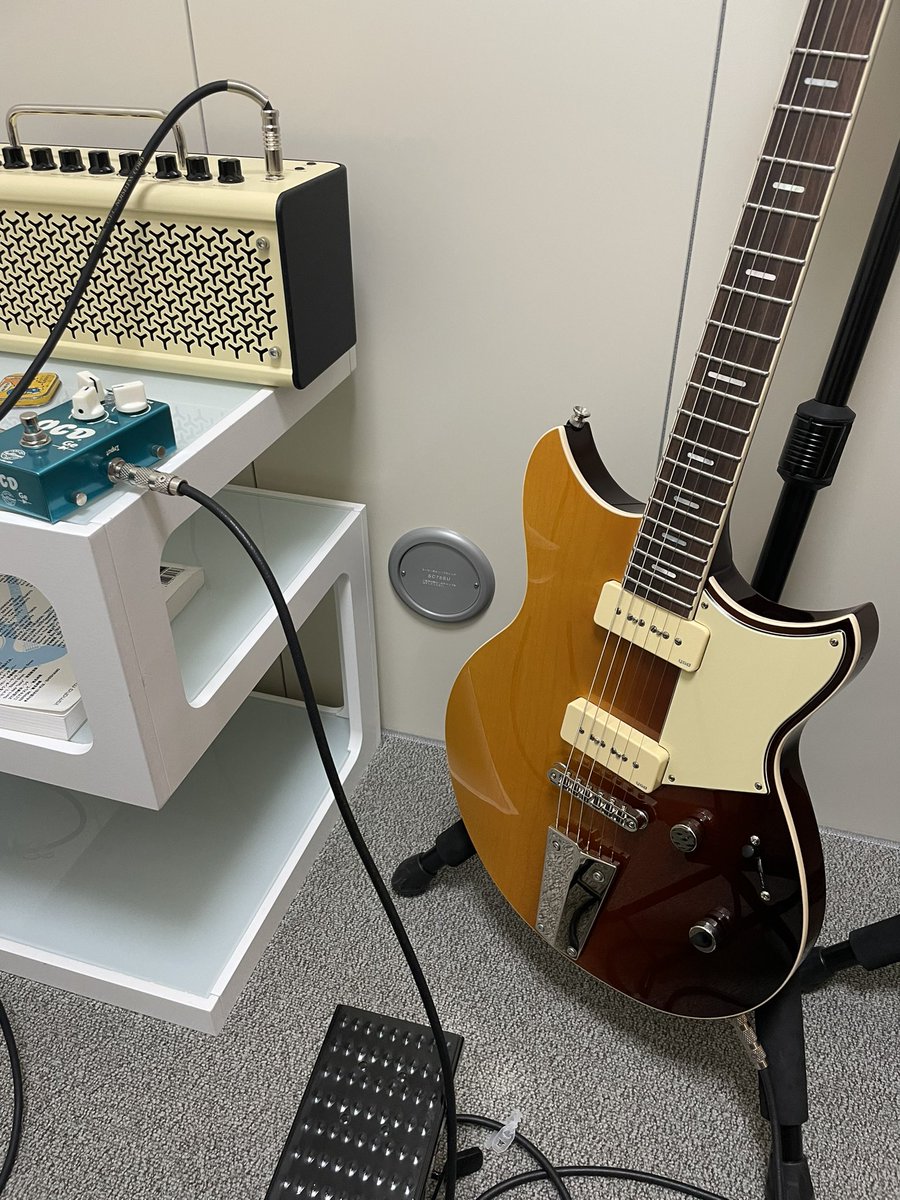 7KaXMvyRnQ6dHbJ's tweet photo. #YAMAHA
#エレキギター

#SA2200 セミアコ
これは工芸品です
とにかく美しいギター
音も気品があります

#RSP02T P90ピックアップ
音だけでいうと
自分にとってのP90のギターはこれが最適じゃない⁈
と思うほどいいです
値段もいいです(笑)
カーボンが入っているからか
ネックは太め
でもいいです(^^) https://t.co/WHWZDLoqzu