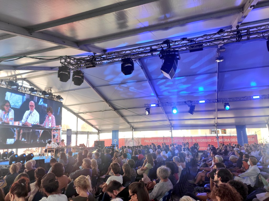 feltrinellied's tweet photo. "Identità ha le sue radici nel collettivo di tutte le persone che incontri". #IMieiGenitori #AleksandarHemon @federicamanzon @mannocchia @festletteratura #FestLet22 @crocettieditore https://t.co/VYzq4N72aT