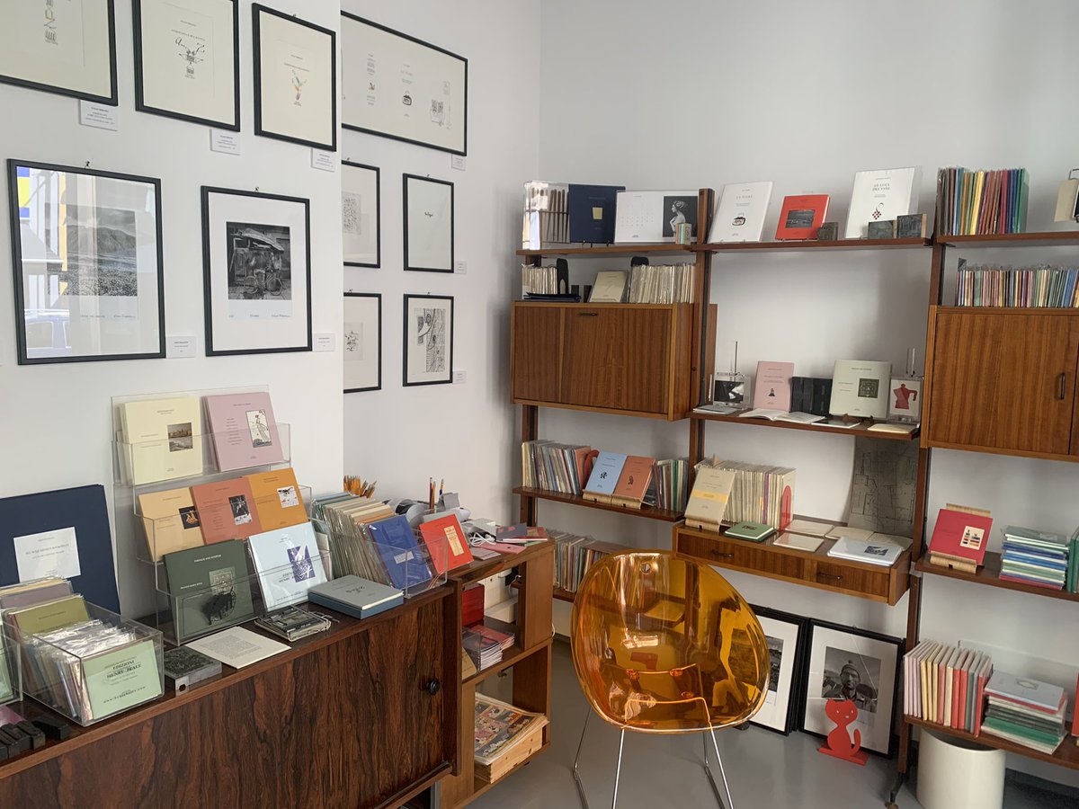 LuigiMascheroni's tweet photo. Il minuscolo negozio Henry Beyle in via Solferino a Milano #temporaryshop https://t.co/UVnWBka8i4