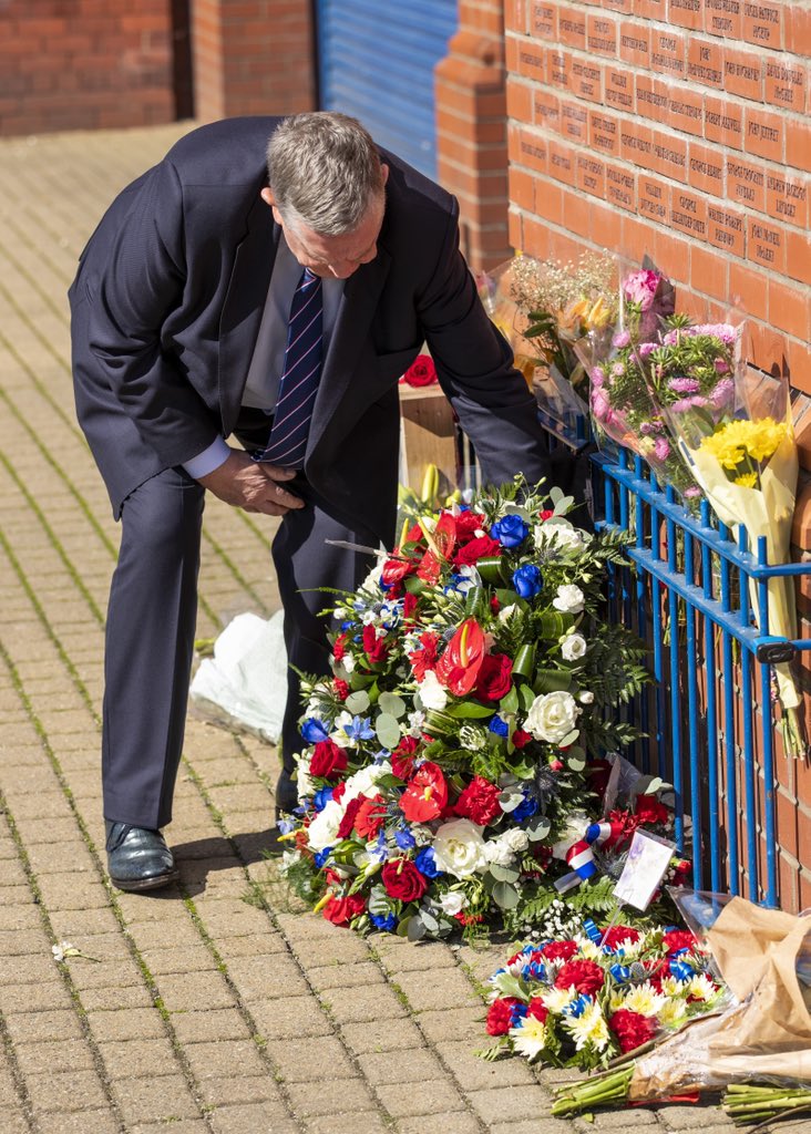 RangersFC's tweet photo. Today, Rangers Management and Directors laid a wreath to commemorate the life and service of HM Queen Elizabeth II. https://t.co/Phu6hn7qC3