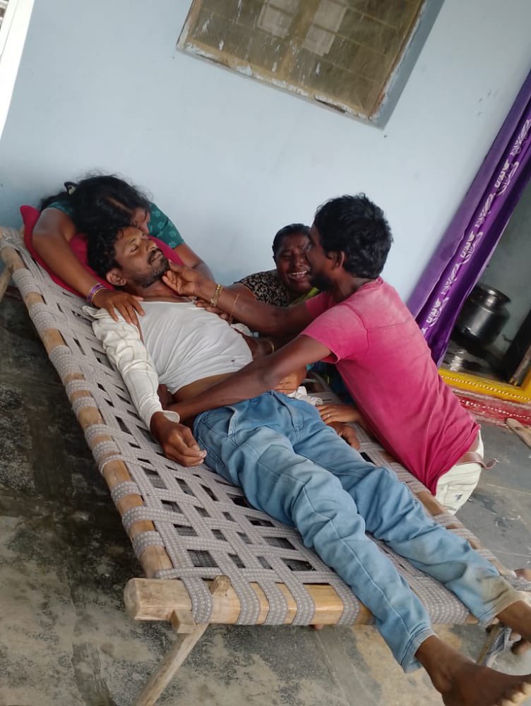 revanth_anumula's tweet photo. మరో వీఆర్ఏ ప్రాణం పోయింది. 

మిర్యాలగూడ - ఊట్లపల్లి కి చెందిన 
వీఆర్ఏ వెంకటేశ్వర్లు బతకలేక, 
బతుకు తెరువు గ్యారెంటీ లేక,
ఉరికొయ్యకు శవమై వేలాడాడు. 

వీఆర్ఏ లకు బతుకు భరోసా ఇవ్వలేని కేసీఆర్ బంగారు భారత జపం చేస్తున్నాడు. 
జాగో తెలంగాణ! https://t.co/LirSdykNku