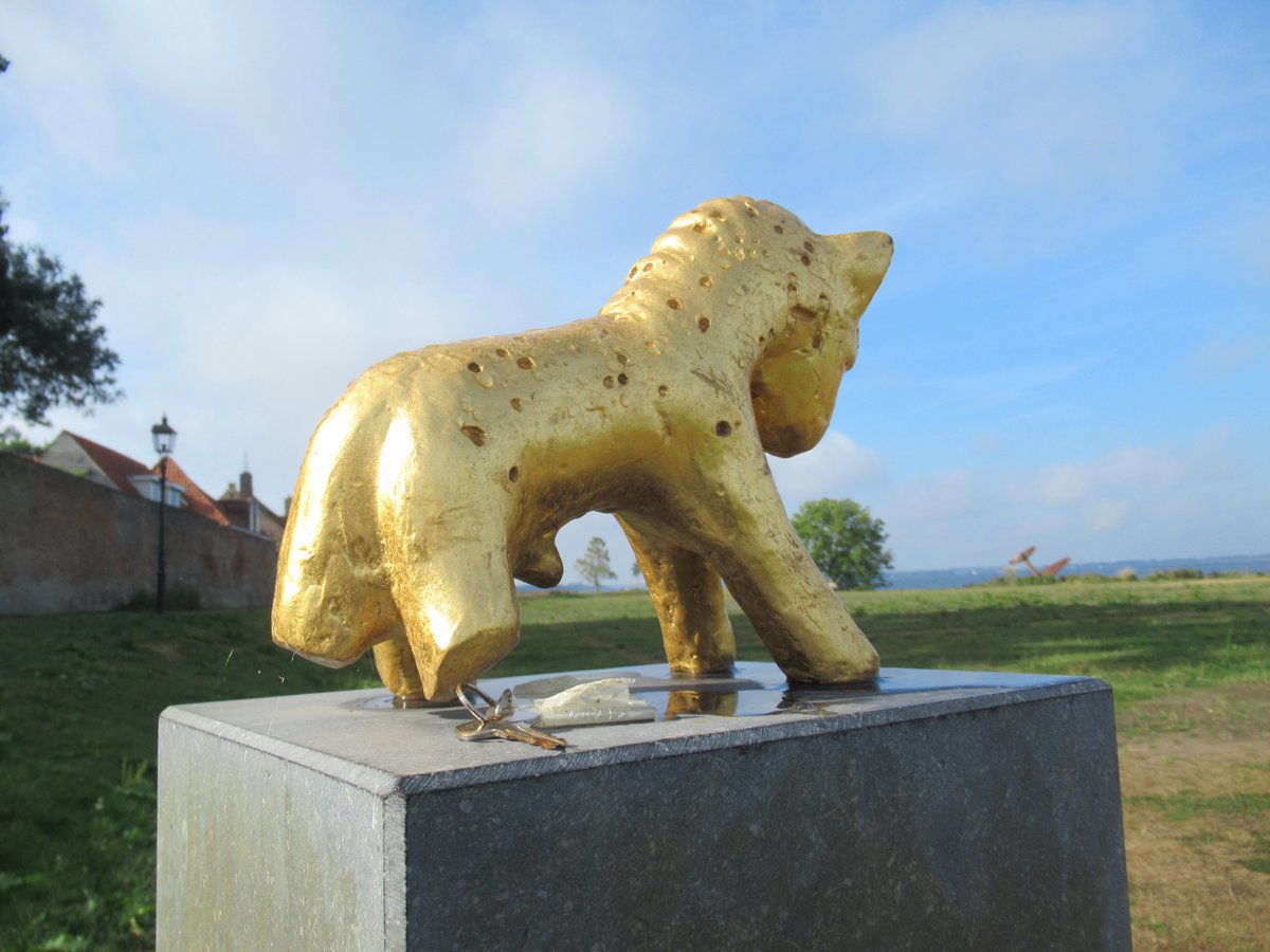 ctvdheijden's tweet photo. Lekker druk bij Open Monumentendag Harderwijk met zijn mooie en bijzondere gebouwen die gratis te bezoeken zijn. Zelfs een goud beeldje is te zien aan #Zeepadharderwijk in de open lucht @Stadsmuseum #GroteKerkharderwijk #oudestadhuis #Monumentendag @heerlijkharderwijk #historie https://t.co/XGPpfXUV8H