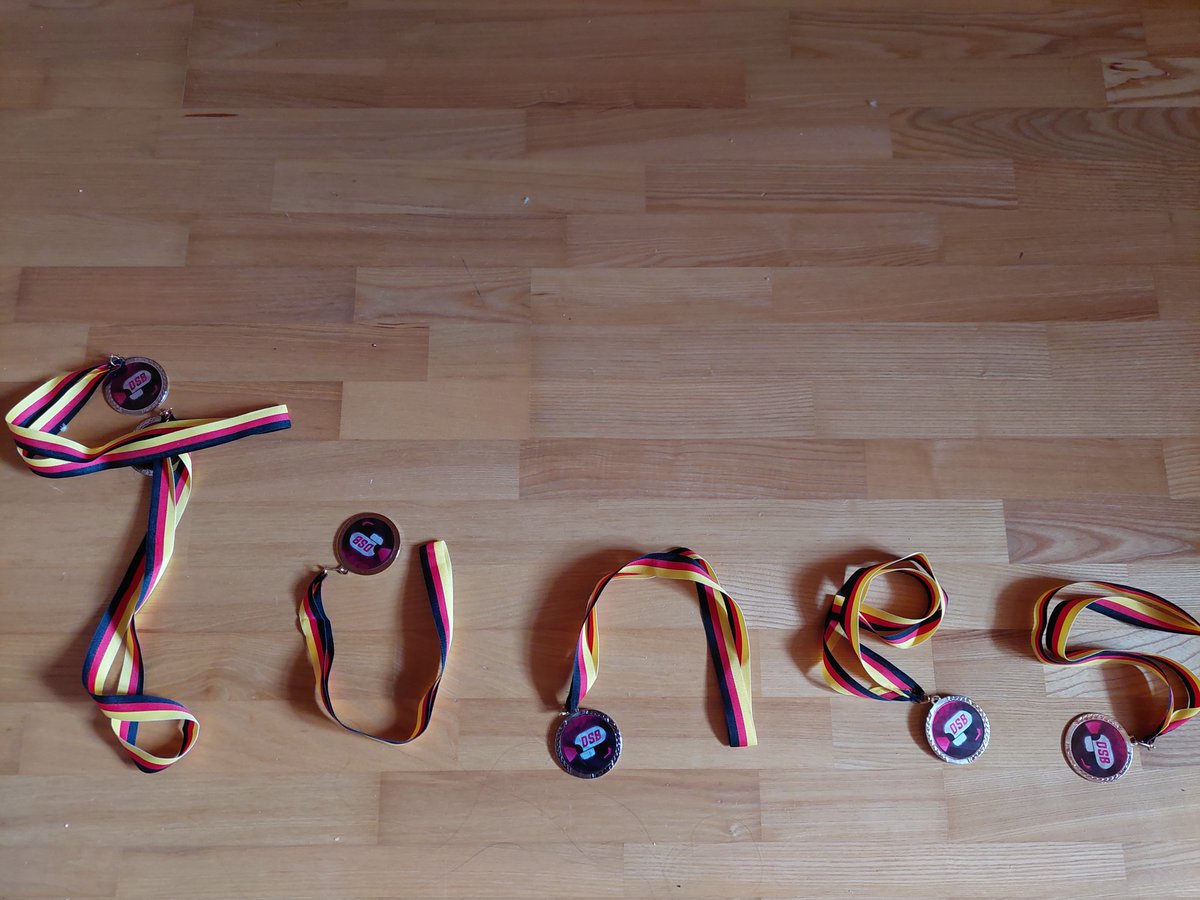 Nun sind auch unsere Medaillen von der DSB angekommen (2. Platz in Division 2). Vielen Dank an die @DSplatoonLiga fürs verschicken. 🙏

Spieler der 5. Season:
<a href="/SebiBtw/">Śeîra</a> 
<a href="/CellyDaBoi/">Celly/Calvin</a> 
<a href="/SigmaS15867191/">SigmaS</a> 
@qLukaDark 
<a href="/Monkey_spl/">Møηκεγ</a> 
<a href="/Yukiiinaaa_/">γυκιηα</a>