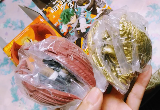 開封前ホークスの繭感というか孵化感すごない!?ヘキに刺さる… 