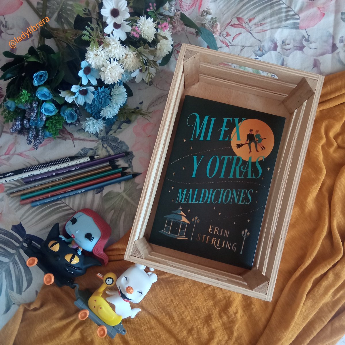 LadyLibrera's tweet photo. Hoy os traigo otra lectura divertida. #miexyotrasmaldiciones de #Erinsterling con @Titania_ed
Risas aseguradas 🙂
¿Lo habéis leído? ¿Está en vuestra lista? Y lo más importante ¿Cómo os ha ido la semana de lecturas? 
Feliz finde lector 📘📗📓 https://t.co/xOiLVOVuLh
