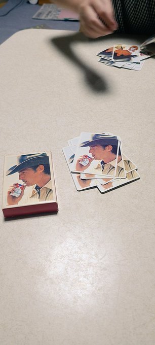 姪っ子と世界一カッコいいトランプで遊んでる 