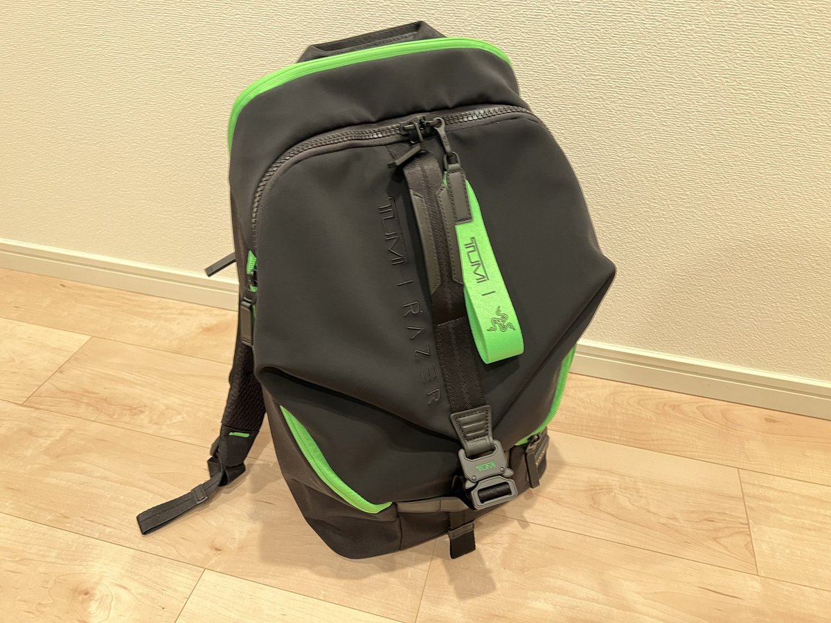 3rdgenking's tweet photo. TUMIとRAZERのコラボ限定品のバックパックを買っちゃった！

カッコイイ！✨
内側は蛍光グリーン

なんとなくカワサキカラーだな…😅

#tumi
#razer
#tumirazer
#フィンチ
#gamers
#game
#ゲーム
#限定品
#forgamers
#bygamers
#ビジネス https://t.co/nHP12T4lRc