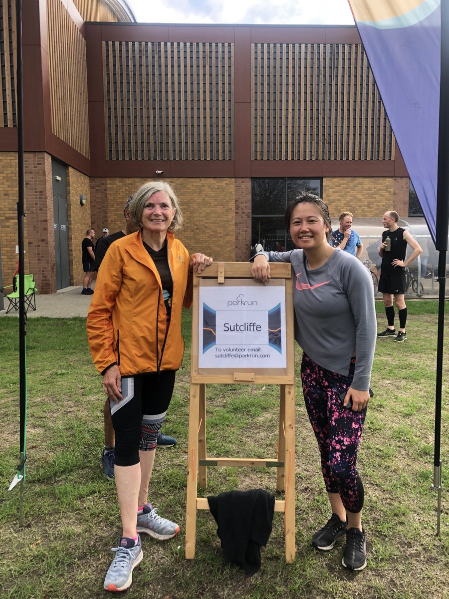 ⁦@KingsCollegeLon⁩ meets ⁦@KCHPharmacy⁩ @Sutcliffeparkrun 1st anniversary event. Great to bump into Amally this morning - #loveparkrun