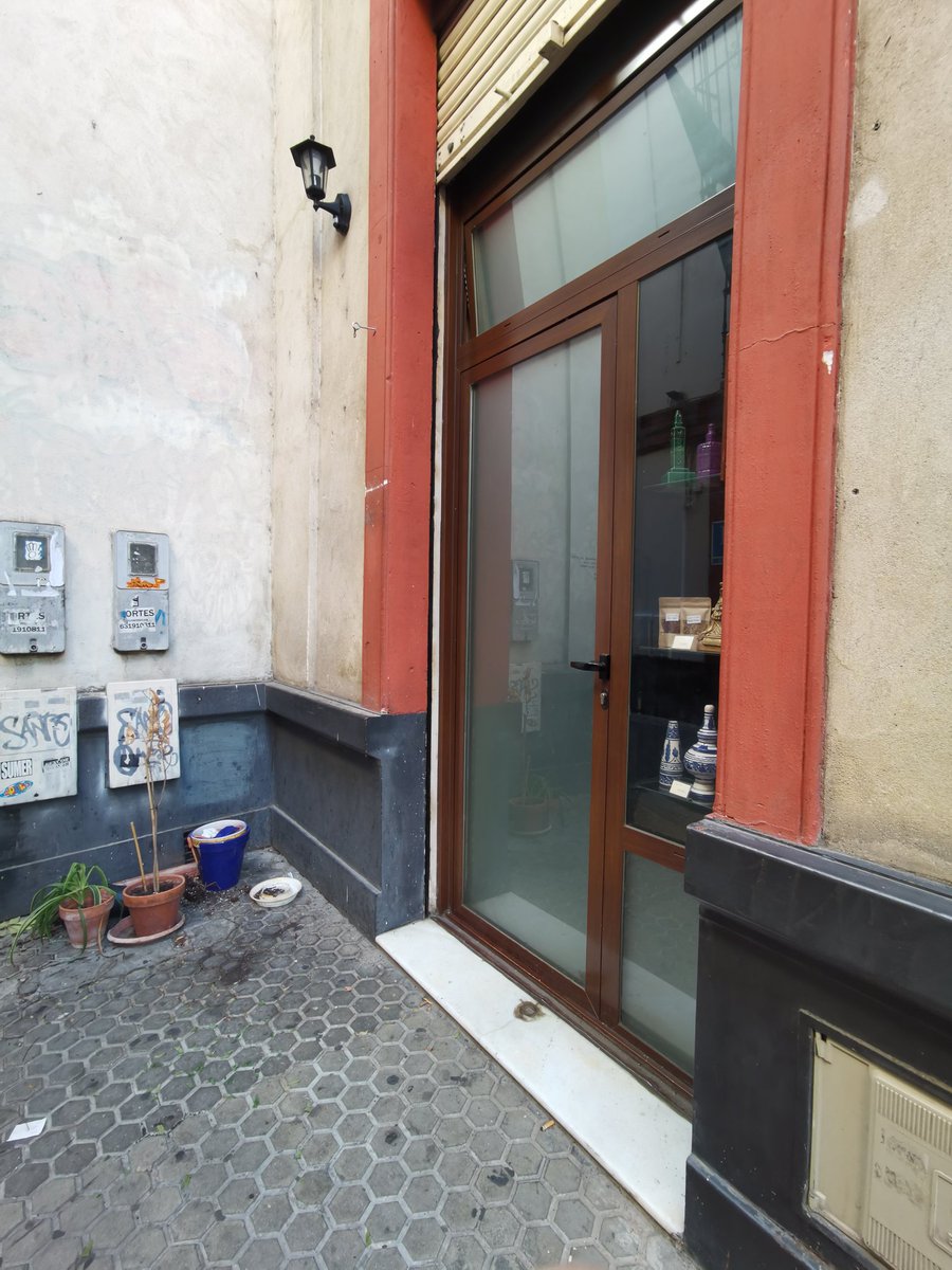 Hoy amanece nuestra tienda sucia, y no son ni restos de Botellón ni culpa de Lipasam.
Otro ejemplo más del incivismo de la gente, que tira su basura donde le viene en gana.
En fin, toca limpiarlo y de paso poner el mejor aroma del mundo a la Calle Águilas💨