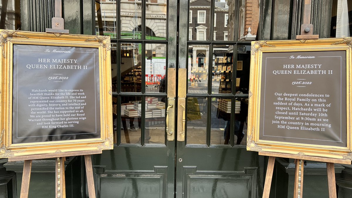 JuliaSomerdin's tweet photo. The world pays tribute to the Queen. And many local stores also chose to close the business or cover their windows in black. It’s a sad day for the British people as she has and will live on in the hearts of many. #people #QueenElizabeth https://t.co/X2MAIWjxML