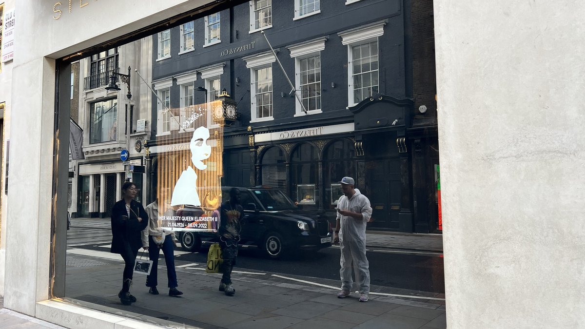 JuliaSomerdin's tweet photo. The world pays tribute to the Queen. And many local stores also chose to close the business or cover their windows in black. It’s a sad day for the British people as she has and will live on in the hearts of many. #people #QueenElizabeth https://t.co/X2MAIWjxML