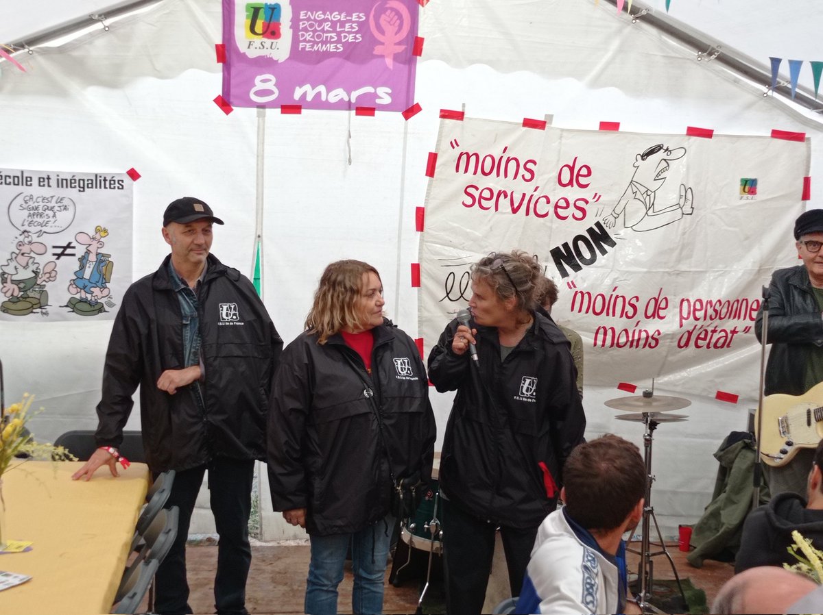 FSU_91's tweet photo. 👍✊la #FSU présente à la fête de l'Humanité. Rendez-vous sur le stand à 15h pour un débat sur l'éducation avec @guislainedavid @SVenetitay @GerardinSigrid 🎙️
#fetedelhuma https://t.co/DN9VlGRdoG