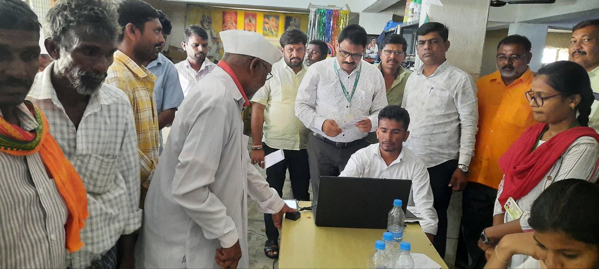 Adajevargi's tweet photo. ಮಡಕಿ ಗ್ರಾಮದಲ್ಲಿ VSSN ಸಹಯೋಗದಲ್ಲಿ ಎಂಪಿಕಿಸಾನ್ EKYC ಮಾಡಲಾಯಿತು, ನಮಗೆ ಸಹಕರಿಸಿದ VSSN ಅಧ್ಯಕ್ಷರಾದ ಶ್ರೀ ರಾಜಕುಮಾರ್  ಮಂಠಾಳೆ ಹಾಗೂ ಸಿಬಂದಿ ವರ್ಗದವರಿಗೂ ಕೃಷಿ ಇಲಾಖೆಯಿಂದ ಧನ್ಯವಾದಗಳು 🙏🏽🙏🏽 @bcpatilkourava @Kalaburgivarthe @BasavarajMatti5 https://t.co/ndEYskE7Mp