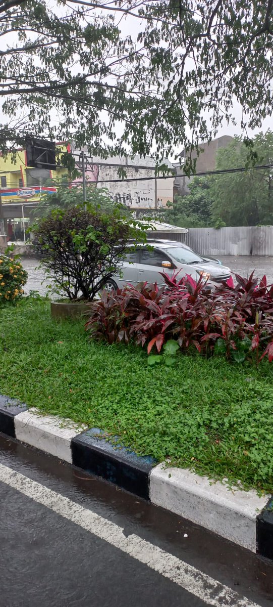 cityguide911fm's tweet photo. 15.45 #traficreportmlg  Suhat air setinggi separo ban mobil. Banyak motor mogok. tolong hindari arah ke selatan menuju pertigaan UB. (pd-jv) https://t.co/RF0VJe5O37