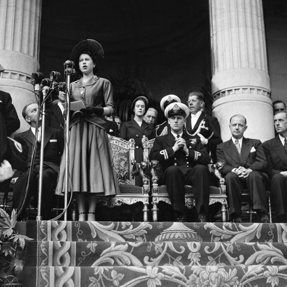 #HISTORY When Her Majesty spoke French...

In May 1948, a 22-year-old princess – the future Queen #Elizabeth_II – traveled to 🇫🇷 on her first official visit. She met with President Auriol, toured Paris and Versailles, and even gave a speech in French!

➡️ youtu.be/Z6taKg335oI