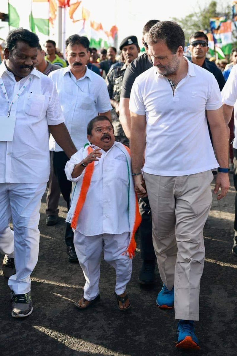 Sushmitasinhaa's tweet photo. Rahul Gandhi is winning all hearts 
#BharatJodoYatra ❤️❤️❤️ https://t.co/GRb9qUuyUN