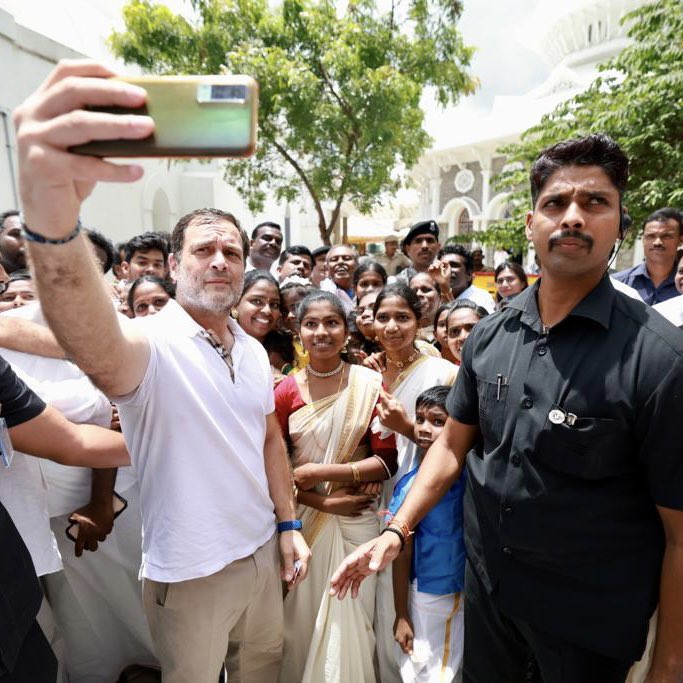 Sushmitasinhaa's tweet photo. Rahul Gandhi is winning all hearts 
#BharatJodoYatra ❤️❤️❤️ https://t.co/GRb9qUuyUN