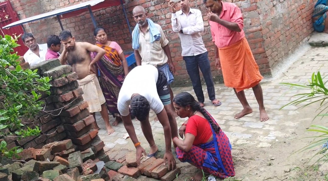 brijkishorkk's tweet photo. @IgRangeVaranasi @chandaulipolice 
थाना धानापुर पर तैनात उपनिरीक्षक अमित कुमार सिंह द्वारा जबरन विवादित भूमि पर कब्जा कराये जाने के सम्बंध में। https://t.co/FvaaQ8GdSi